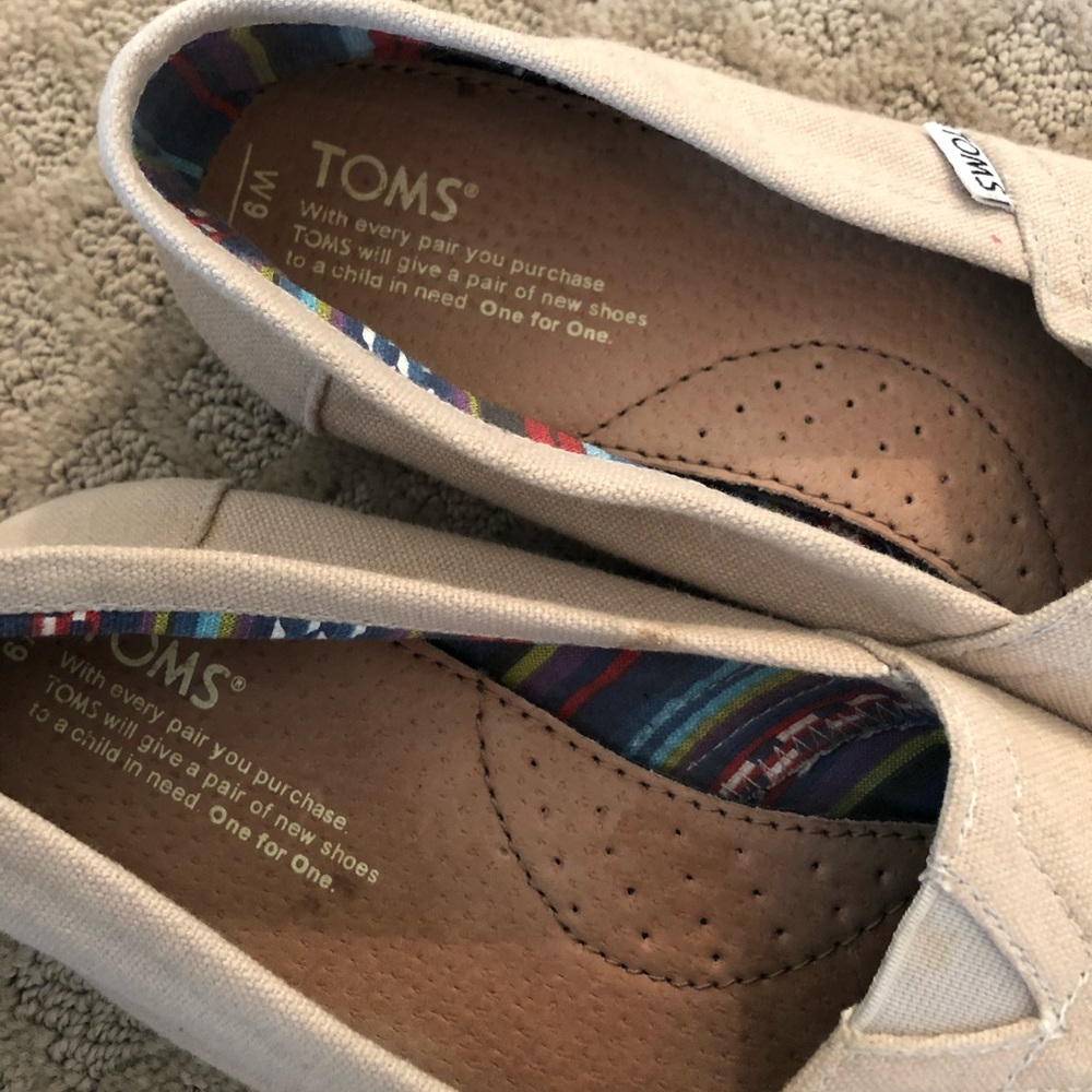 TOMS - Picture 2 of 3
